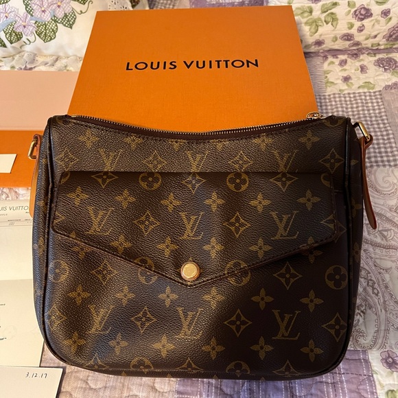 Louie Vuitton Crossbody/Shoulder Handbag Complete With Original Bill of Sale - Picture 3 of 11